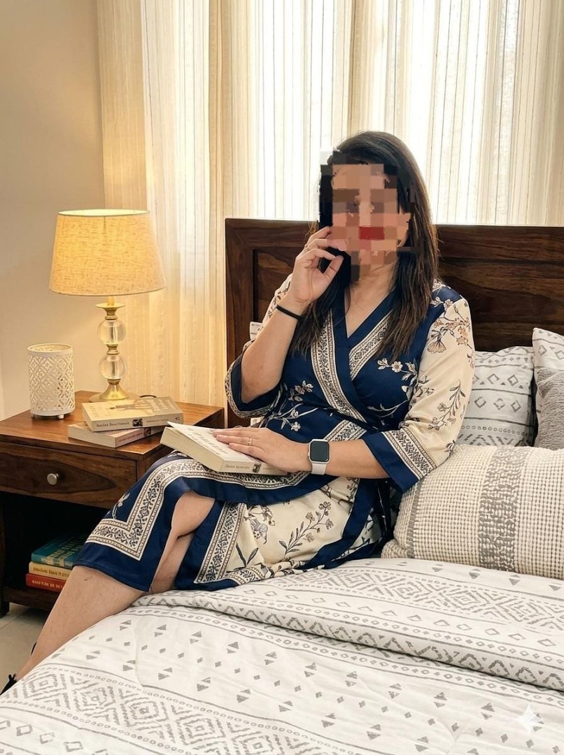 simran-lets-meet-privately-cam-0