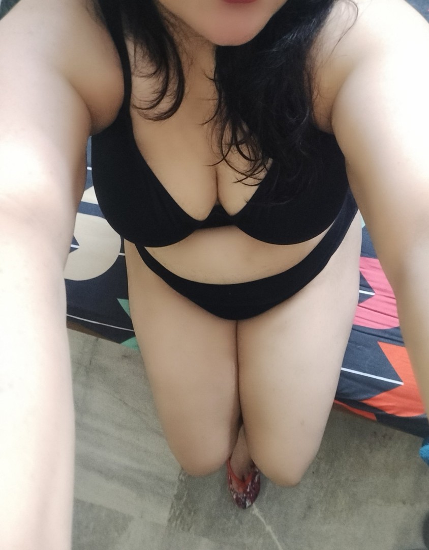 2hornygirls4realmeets-1
