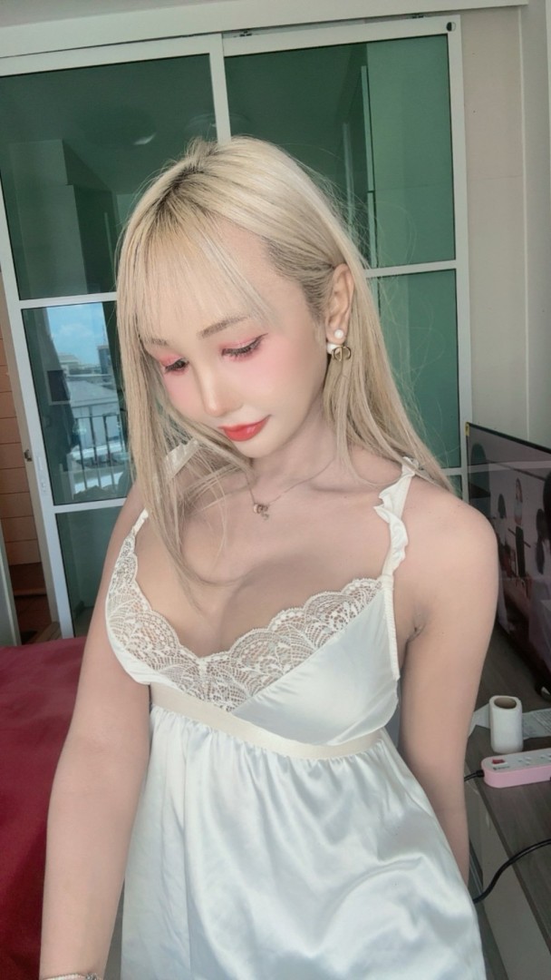 available-asian-girl-selena-4